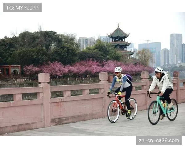 浙江宁波“春日骑遇，好运桃花”桃花岛骑行挑战赛，骑友享受春日美景